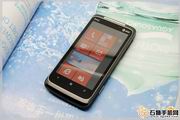HTC 7 Surround(T8788)采用了时下流行的侧翻盖式设计