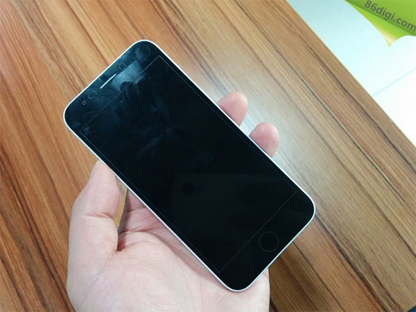 曝iPhone 6​​外观样机上手图赏 极致轻薄