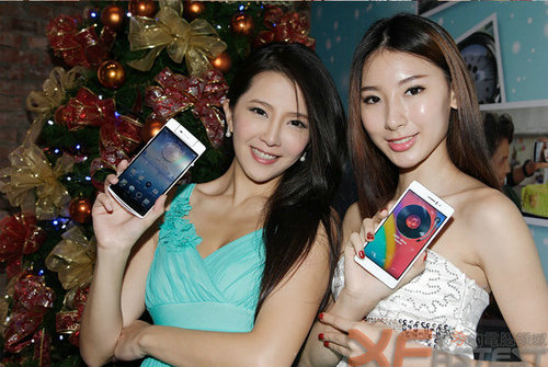 火辣美女性感展示OPPO N3与R5手机图赏 