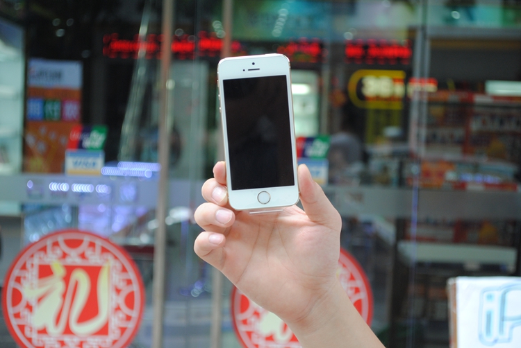 小手美眉福利到 苹果iPhone5s 16G双4G全新未激活版本仅2699元
