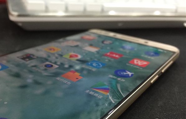 骁龙821+8G内存！乐2S真机外形曝光：极窄边框+新式天线