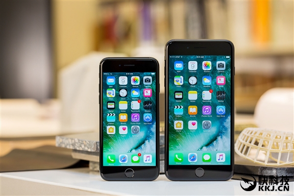 【今日快讯】iPhone 8要用折叠屏？苹果、LG憋大招