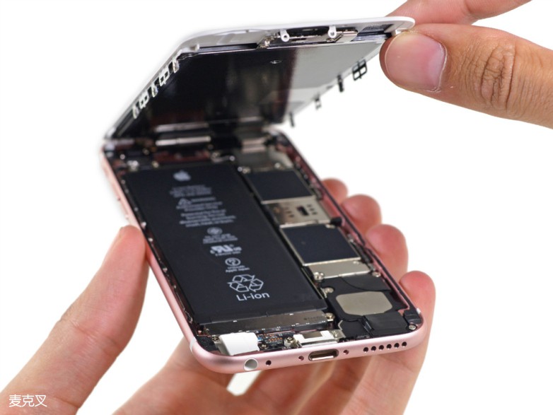 苹果承认旧 iPhone 会因电池老化变慢，但理由很充分