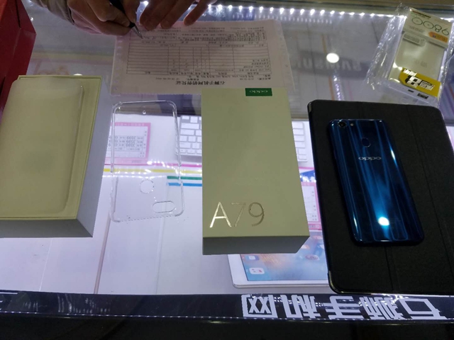 OPPO A79狂降200块，回家过年的朋友已经开始购买喽 ！不要犹豫买手机找我们  绝对物美价廉[嘿哈][嘿哈][嘿哈