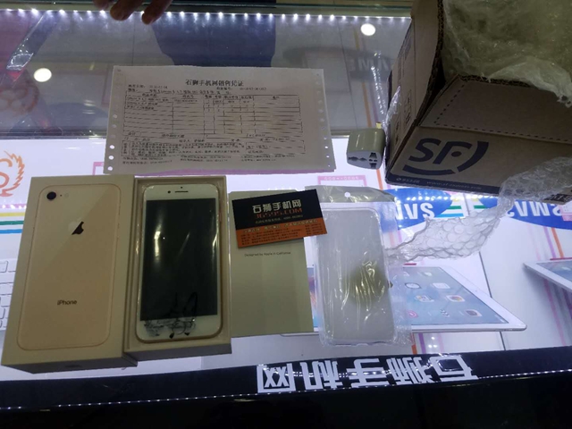 出一台港版苹果8哦 外地的朋友顺丰包邮了哈 感谢支持 需要的直接联系qq客服或者微信欧哦