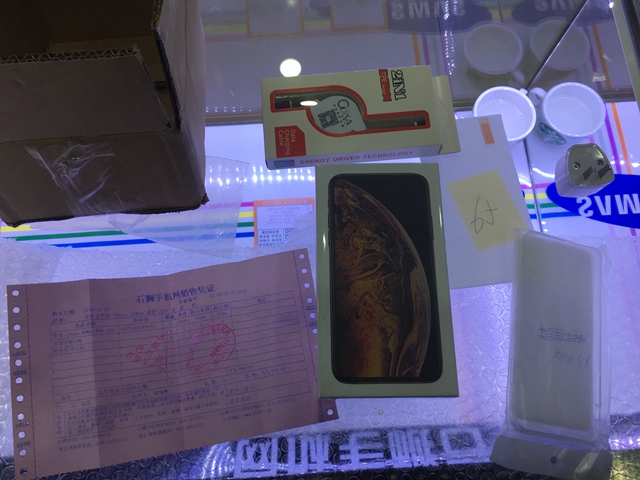 全新真正原封装港版XSMax出一台，少量现货未拆封，要的抓紧时间了哦！外地的朋友顺风发走！