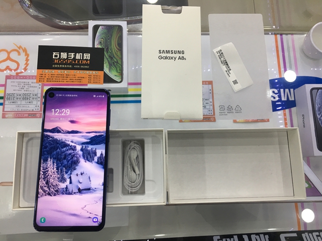 好看！三星手机就是漂亮呀！三星A8s6+128国行蓝色价格也便宜才2399元