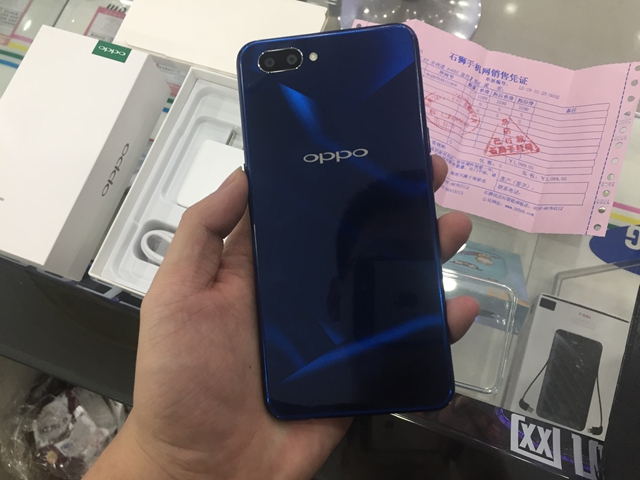OPPOA5再出一台国行4+64G几何激光蓝色，灯光下变幻莫测的线条 漂亮 最低只要799了
