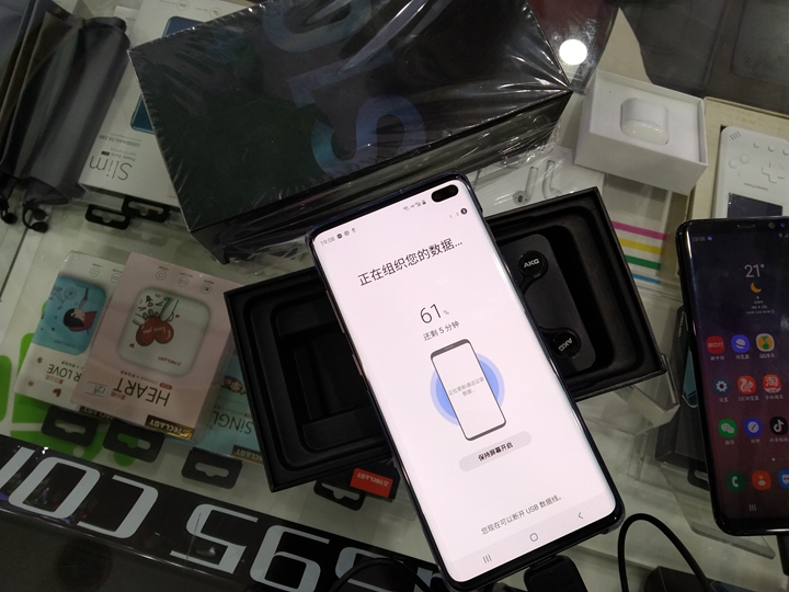 三星盖乐世S10+国行黑色出一台！国行8+128G世界上首款全面屏前置双摄像头手机！前置拍照世界第一，这几图赏最低52x