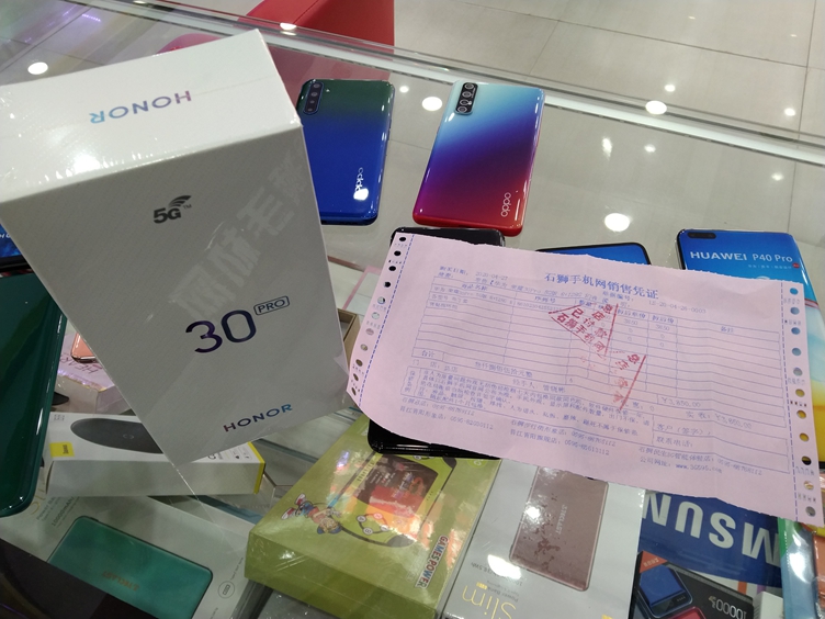 华为5G新品，麒麟990芯片荣耀30Pro现货销售，8+128黑色外地朋友顺丰发走比官网便宜