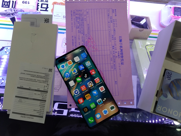 华为荣耀30Pro出一台！比官方便宜很多！40W超级快充，WiFi 6+双倍速率，50倍数码变焦支持无线充电反向充电等！