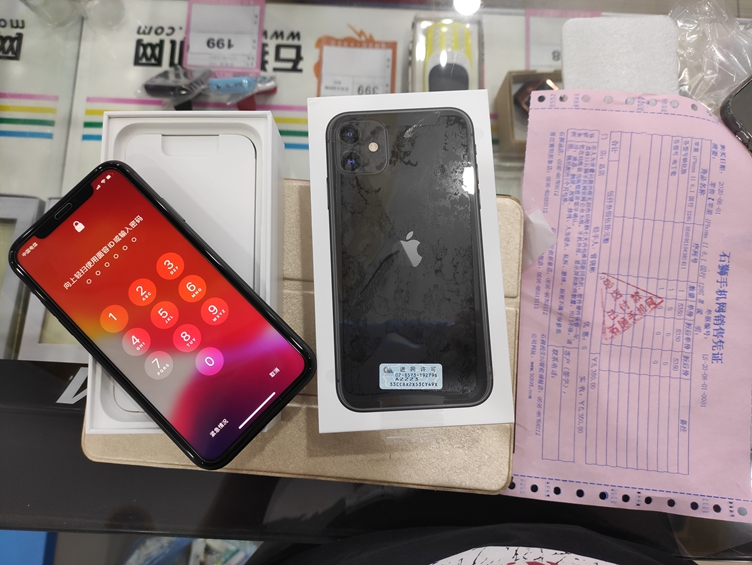 苹果iPhone11国行黑色128G出一台！比官网便宜很多，一样的售后一样的质量一样的服务，为何不选更低的价格呢！现货
