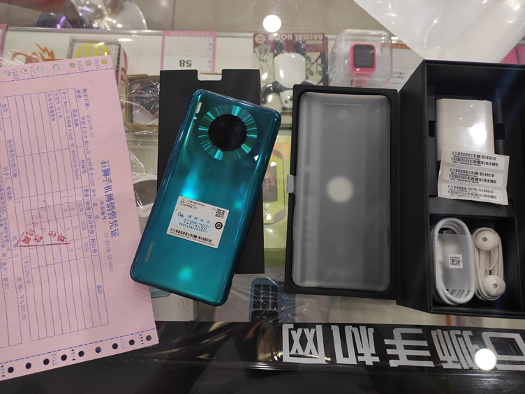 华为Mate30全网4G版翡翠绿出一台！仅3250元就可以拥有一部麒麟990莱卡4000万超感光影像镜头