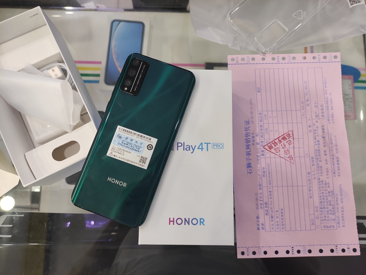 华为荣耀Play4tPro6+128G绿色出一台，麒麟810OLED屏幕指纹外加4000mAh大电池，4800万AI摄影