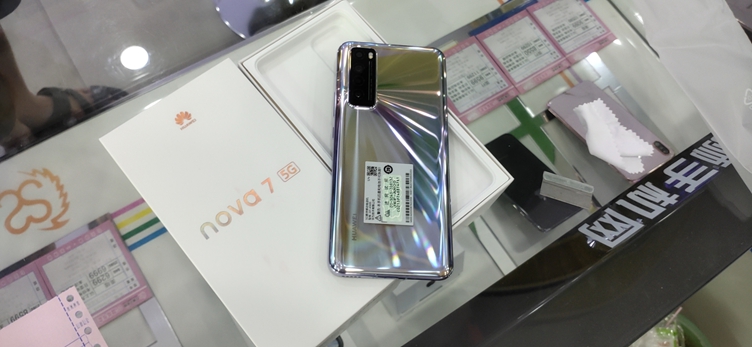 5G华为Nova7全新酷炫配色7号色！8+128G出一台！屏内指纹解锁,OLED屏幕,6400万像素主摄，麒麟985处理