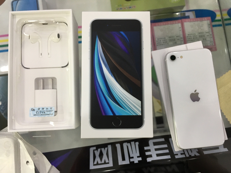 新款苹果iphoneSE白色128G款出一台！4.7小巧机身，爆发惊人能量，搭载A13高端仿生处理器，支持无线充电，