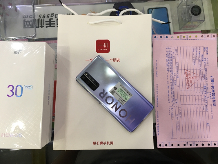 华为5G新品，麒麟990芯片荣耀30Pro现货出一台，8+128太空银，独特的字母后背渐变色设计，支持50被数码变焦