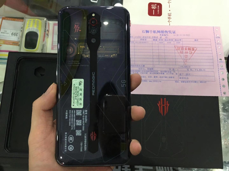 努比亚红魔5G专业电竞手机出一台！超越科技的外观涡轮双散热孔，氘锋透明版！12+256G，4499元。