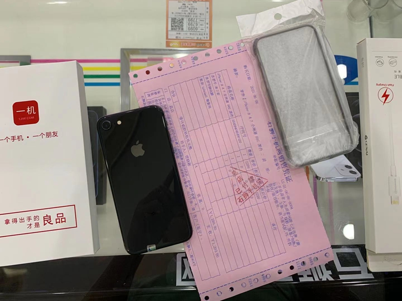 二手良品，苹果iphone8出一台，全网通64G黑色，9成新以上仅1299元！还送钢化膜防摔壳充电器外加一年保修！