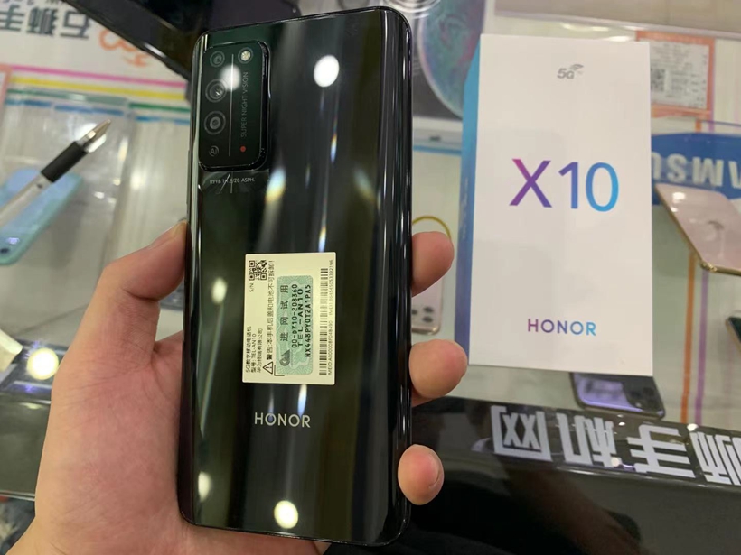 华为荣耀X10 8+128黑色出一台，  价格优惠欢迎关注公众号《石狮手机网》  价格每日更新，绝对新鲜！精品好机，一应