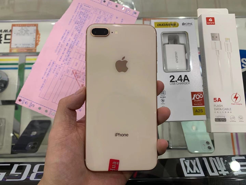 二手良品苹果iPhone8Plus5.5英寸全网通95新金色出一台，特价2299送全套配件+一年保修