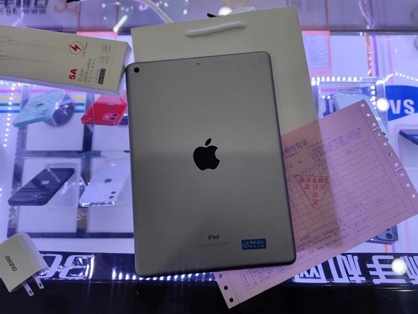 二手iPad 2018款 9.7英寸 128G内存 95成新 19xx出一台！一年保修，网课神器！