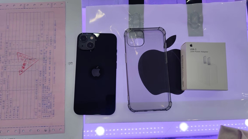 全新苹果iPhone13  6.1英寸国行黑色128G出一台，感谢老顾客支持， 价格便宜！