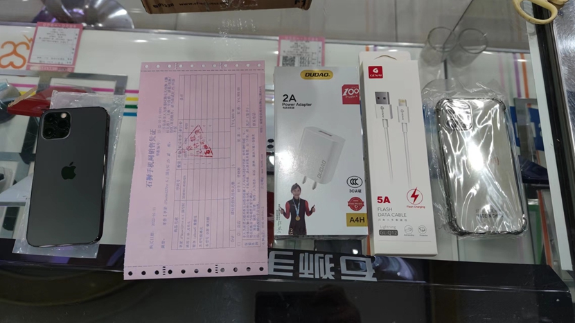 二手良品，98新国行  5G iPhone12Pro 256G 石墨黑出一台，。  感谢老顾客支持！