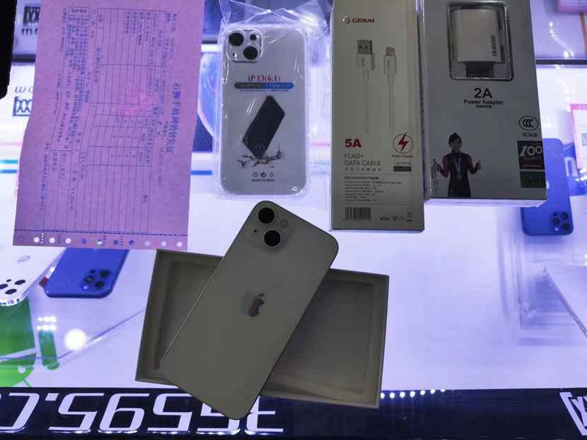 二手良品！纯原国行，苹果iPhone13 6.1英寸白色256G  很色99新，一年保修。  价格优势，精品好机，尽在一