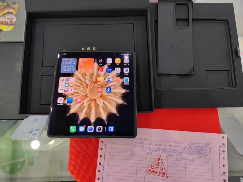  一 机一朋友，用心卖好机！全新  全新 5G 荣耀 旗舰大折叠 MagicV2  12+512 出一台！高端科技感拉满