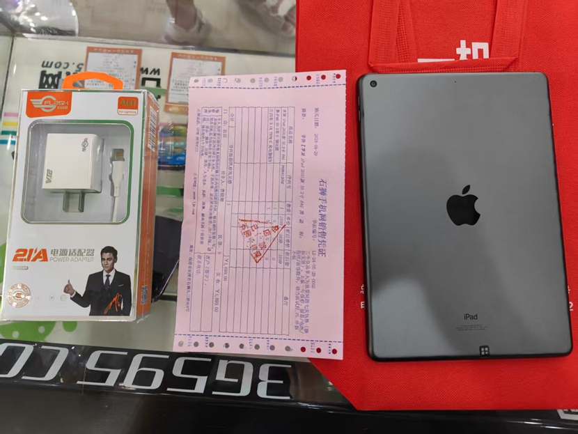 二手iPad 2019款 10.2英寸 128G内存黑色 靓机一千多还要什么自行车 价格便宜！一年保修，神器！  感谢老