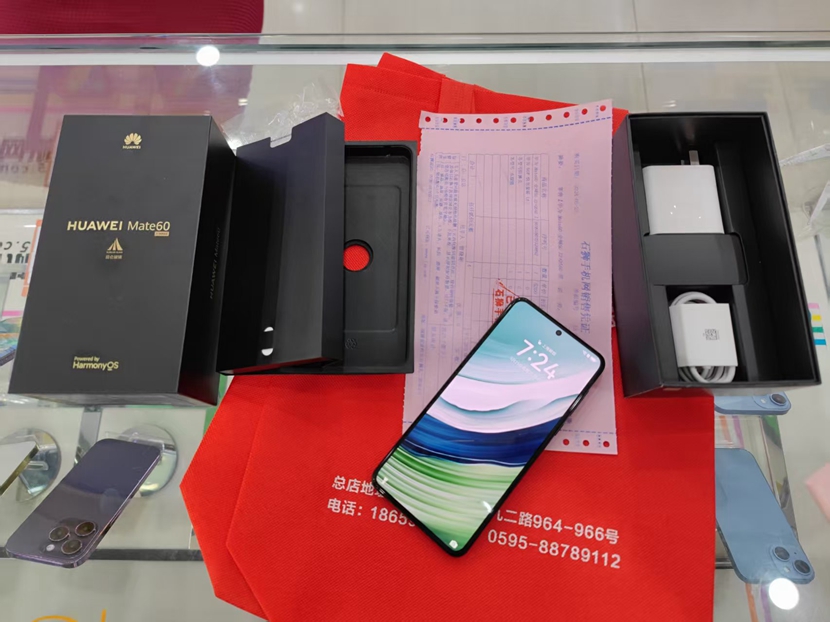 二手良品 5G华为旗舰 Mate60   黑色 12+256G出一台！一年保修，配件齐全。  价格优势，精品好机，尽在一
