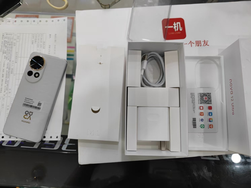 二手良品，全套带盒子高端旗舰产品华为Nova12Ultra  出一台！感谢大家支持！  二手良品，同样一年保修。