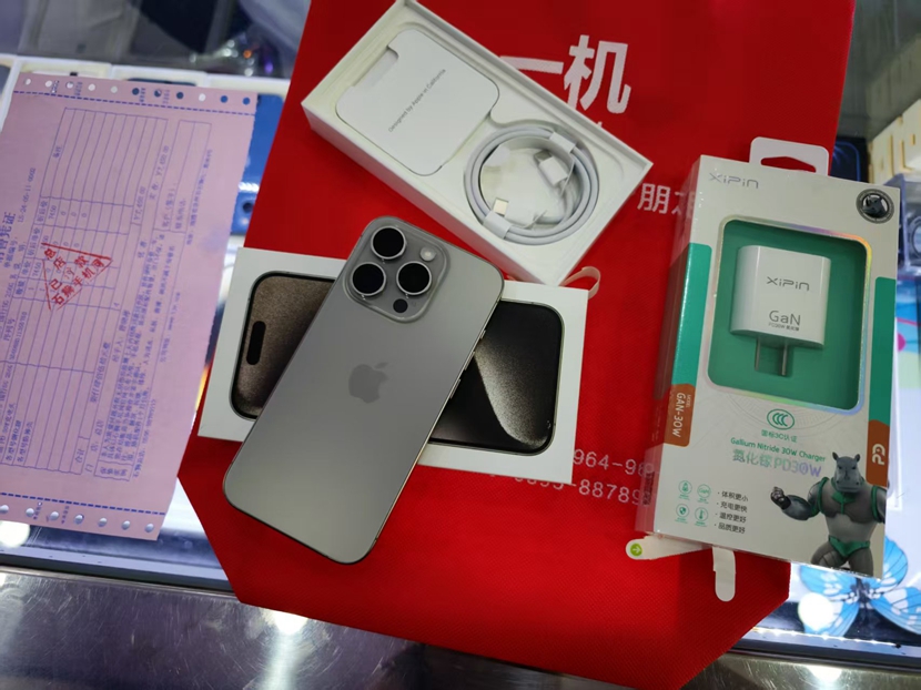很新的机器 全套 国行 5G 苹果iPhone15ProMax  6.7英寸 256G 钛原色 出一台，感谢老顾客支持！