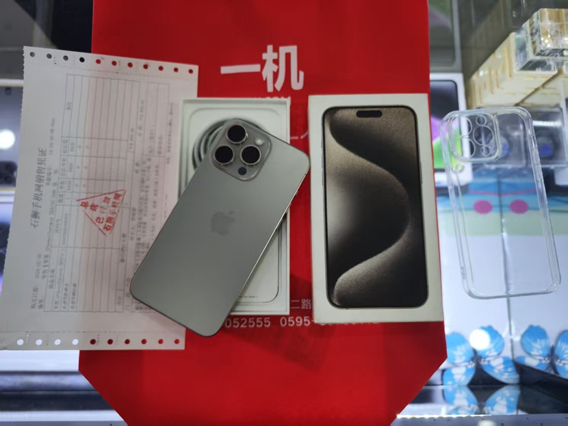 全新的机器  国行 5G 苹果iPhone15ProMax  6.7英寸 256G 钛原色 出一台，感谢老顾客支持！  