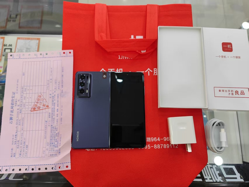 二手 5G 95新 荣耀大折叠MagicV2 12+512 出一台！性价比高，  价格非常便宜比全新直接便宜2000元 