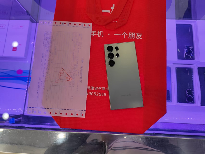 国行三星高端旗舰手机，三星S24Ultra 12+512G 钛灰 出一台！  .  几个月成色非常新，赠送充电器+一年保