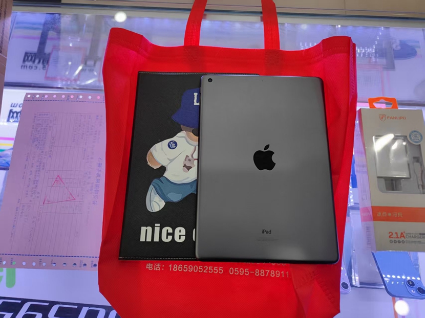 二手iPad 2020款 10.2英寸 128G内存黑色 靓机一千多还要什么自行车 价格便宜！一年保修，神器！  赠送充
