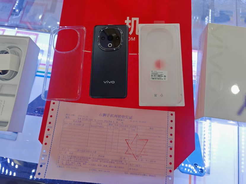 二手良品，VIVOY300 12+256黑色 出一台 全新机！感谢支持       另外有二手良品，一年保修！全原无拆修