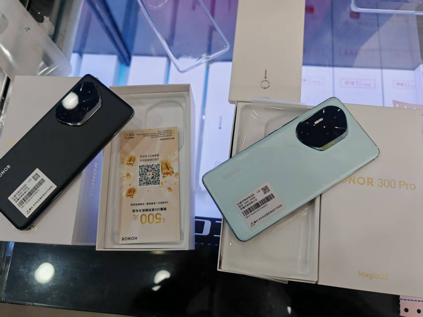 二手良品 出两台 全套充新 5G 荣耀 300Pro  12+256G 黑色蓝色各一台！高端大气，价格便宜    价格超